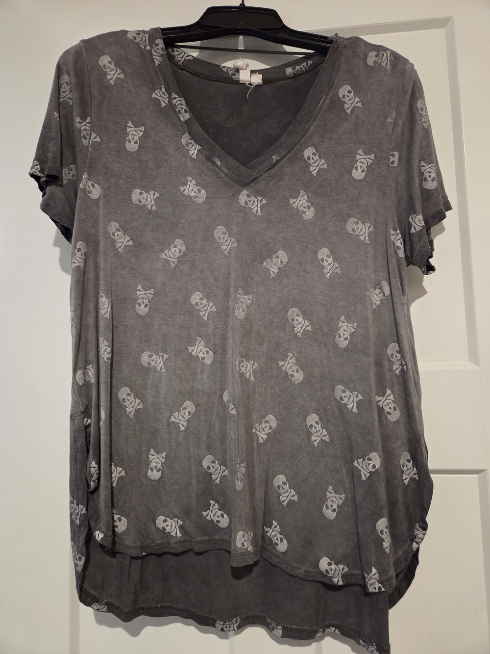 Cable & Gauge Women's Gray Skull Print V-Neck Top